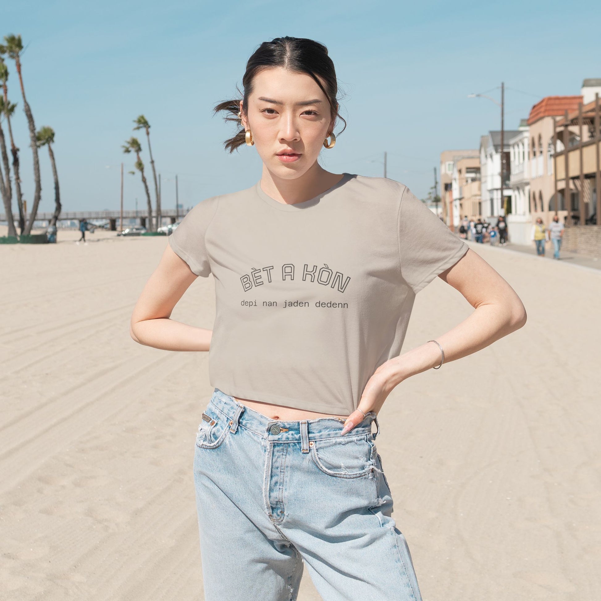 Flowy Cropped Tee 'Bèt a Kòn'