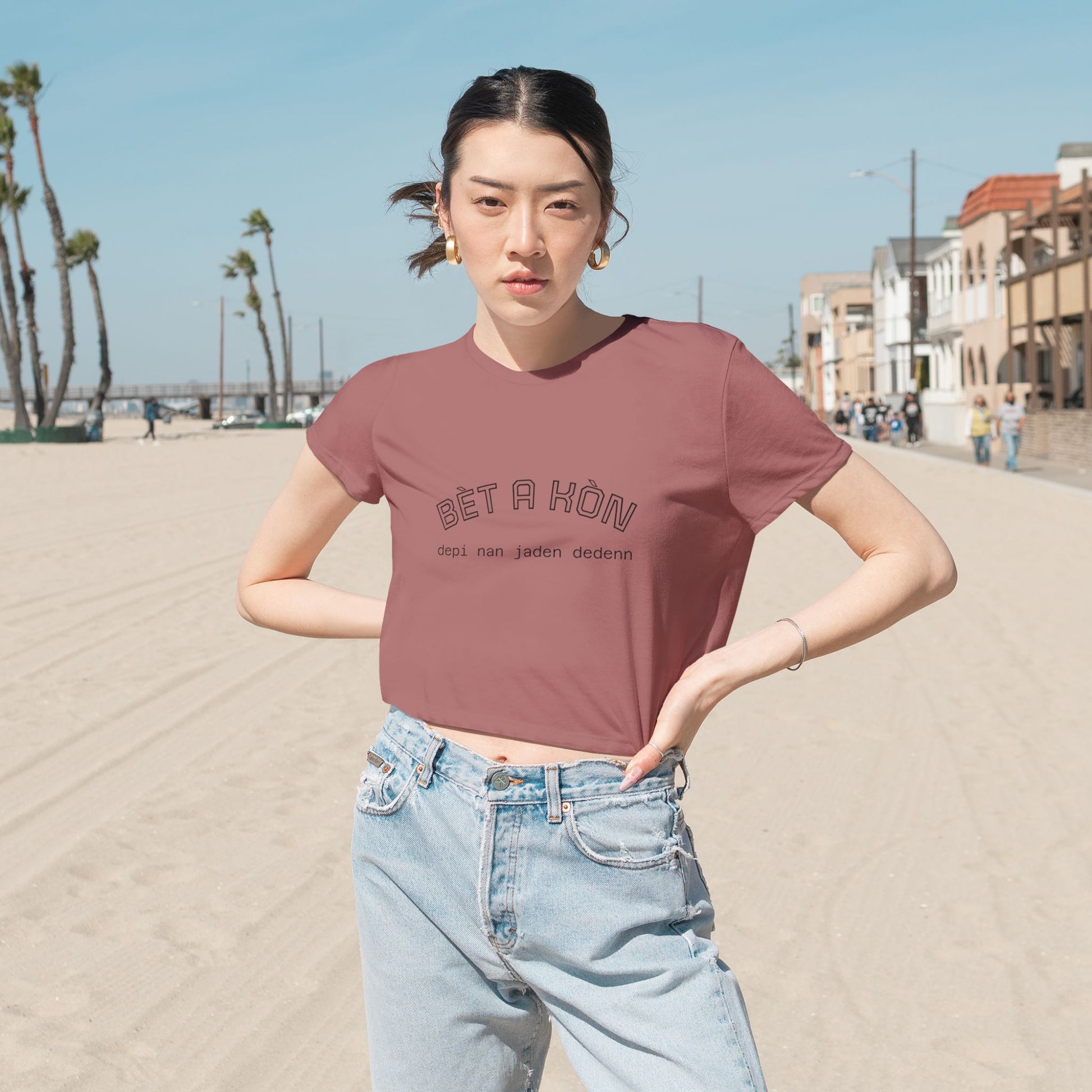 Flowy Cropped Tee 'Bèt a Kòn'